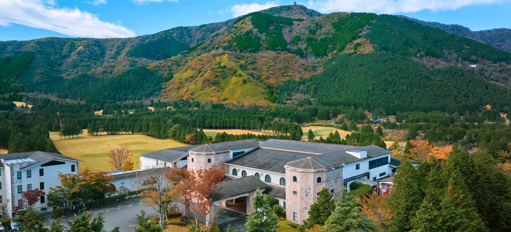 箱根仙石原プリンスホテル — 箱根町仙石原 · ゴルフコースと山々に囲まれた館の外観