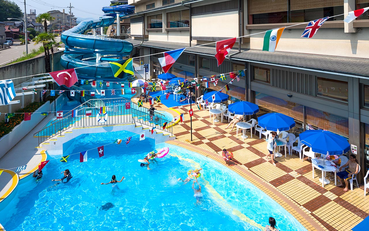 ゆのくに天祥 — 加賀市・山代温泉 · 全長141mのウォータースライダーを備えた夏季のガーデンプール