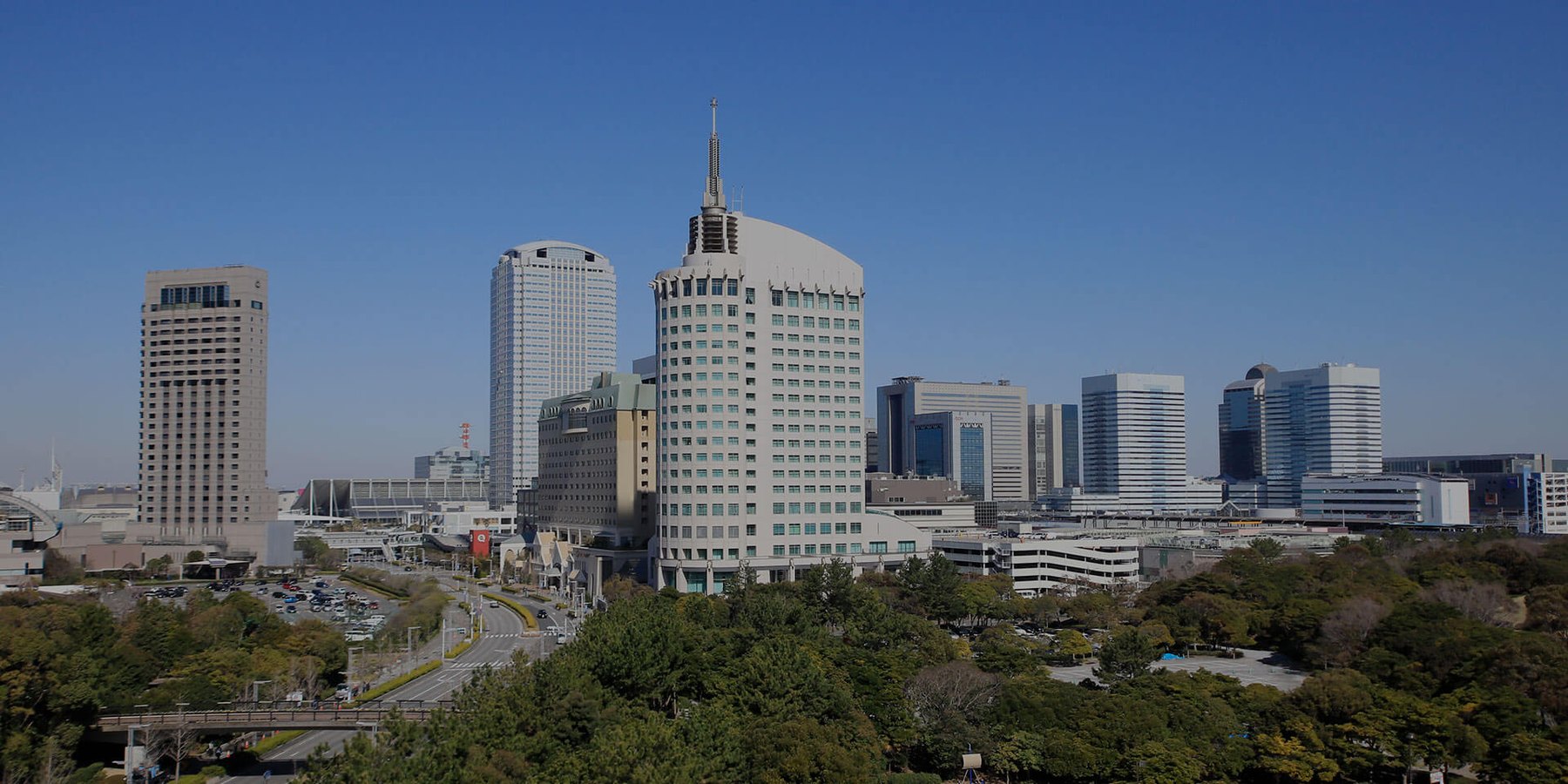 ホテル ザ・マンハッタン — 千葉市美浜区ひび野 · 幕張新都心に建つ尖塔を持つ全130室のホテル