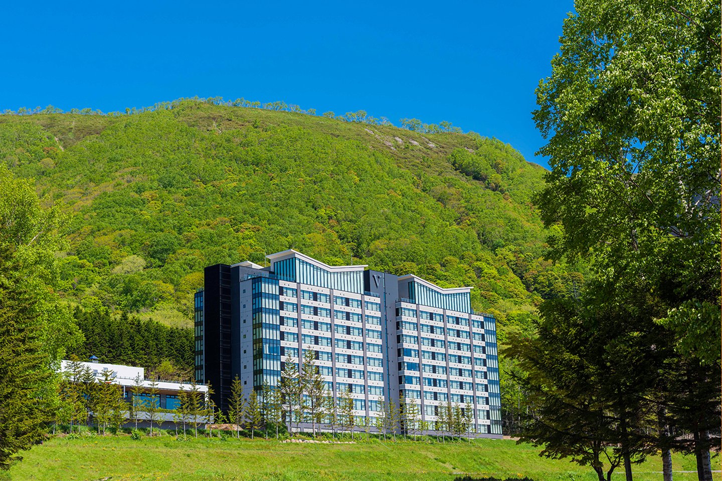 The Vale Rusutsu — 北海道留寿都村 · ウエストMt.至近のコンドミニアムスタイルのホテル外観