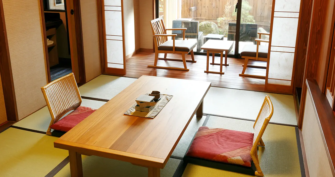 湯宿 季の庭 — 群馬・草津温泉 · 畳敷きの居間と広縁を備えた客室、座卓と椅子席の両方がある