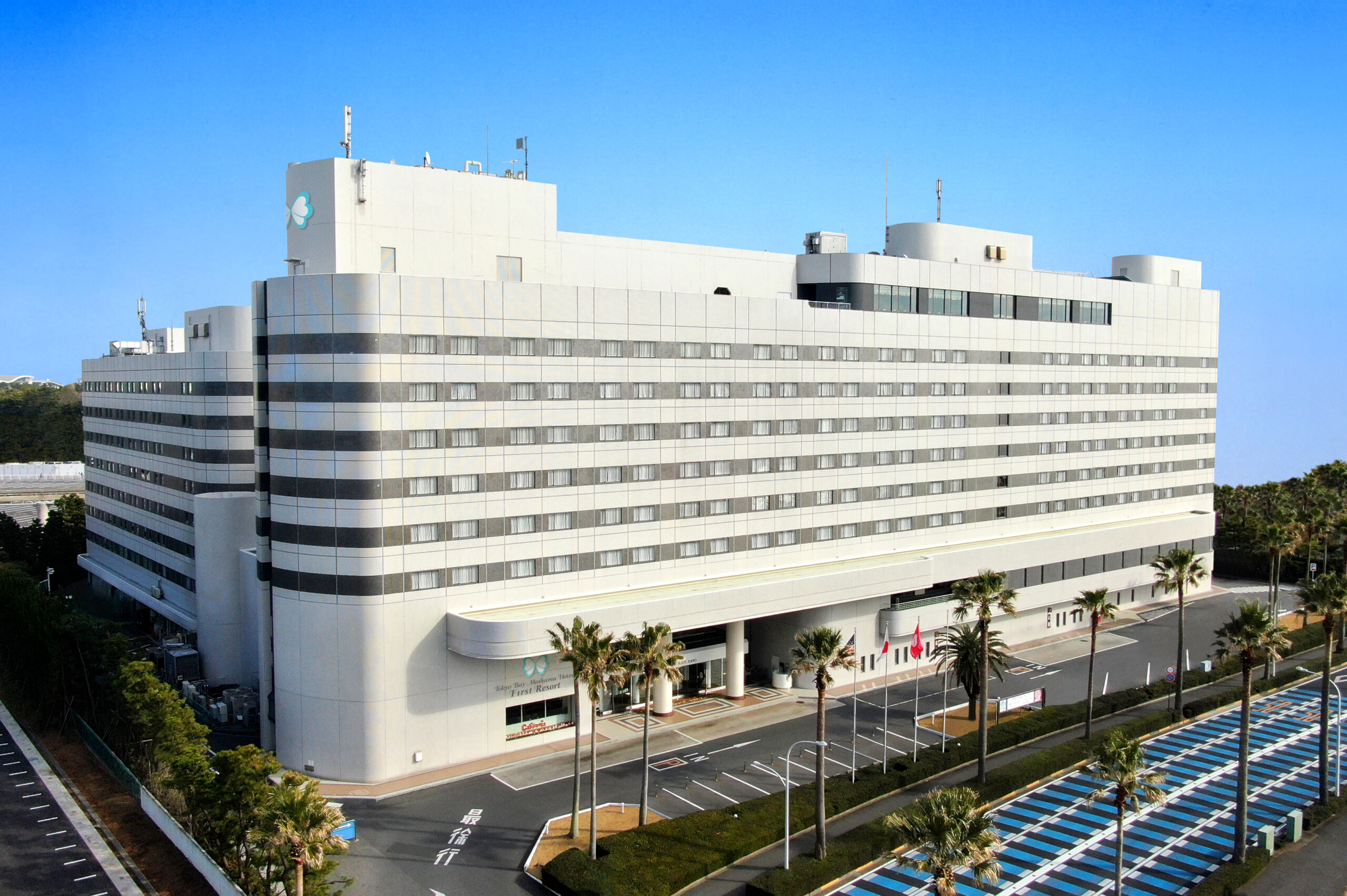 東京ベイ舞浜ホテル ファーストリゾート — 浦安市舞浜 · 1986年開業、全696室の東京ディズニーリゾート・オフィシャルホテル外観