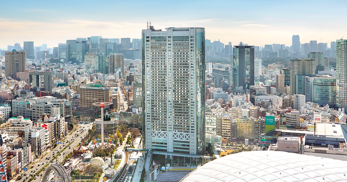 東京ドームホテル — 文京区後楽 · 東京ドームシティに建つ高層タワーと都心の街並み