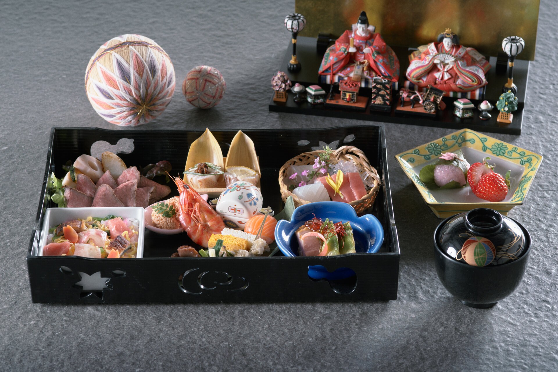 柳川藩主立花邸 御花 — 福岡県柳川市 · 桃の節句の「さげもん膳」と雛人形、柳川まり