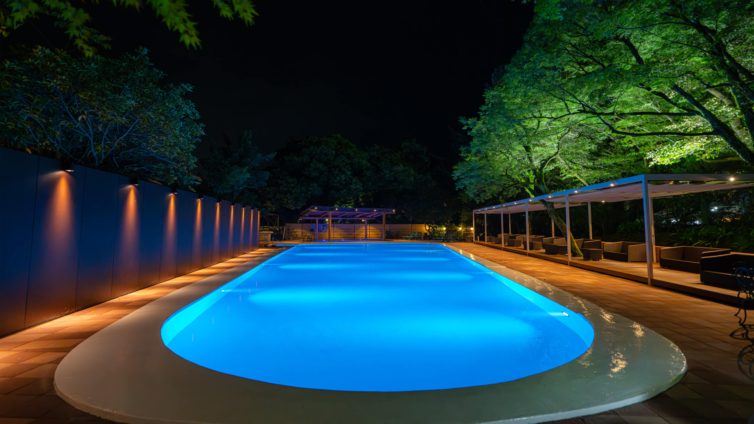 吉池旅館 — 神奈川・箱根湯本 · 木立に囲まれた庭園内の屋外プールの夜景、箱根湯本駅から徒歩7分の温泉旅館