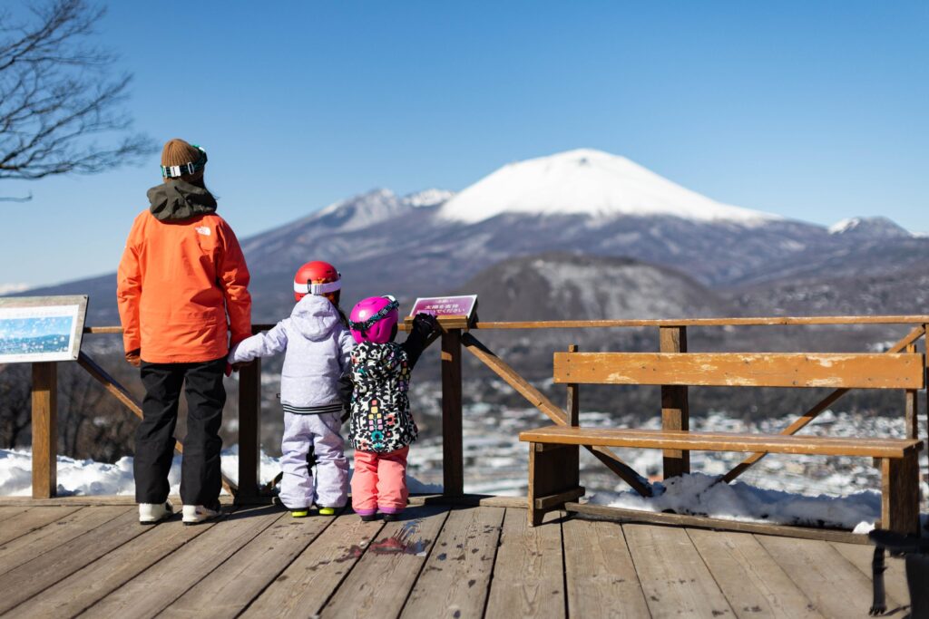 ゲレンデ直結・スノーエスカレーター完備の家族向けスキー宿 5 軒 — 3-6 歳のスキーデビューを 1 日 2 時間に区切る滞在
