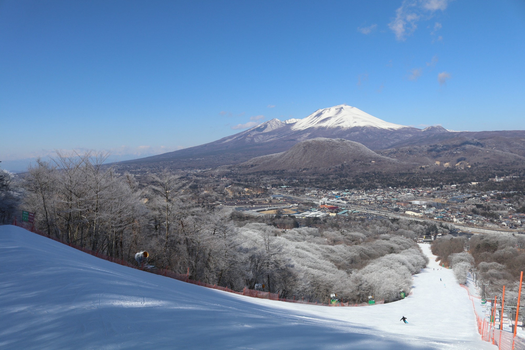 軽井沢プリンスホテル イースト — 長野県軽井沢町 · 浅間山と軽井沢の町を見下ろすスキー場のコース上部