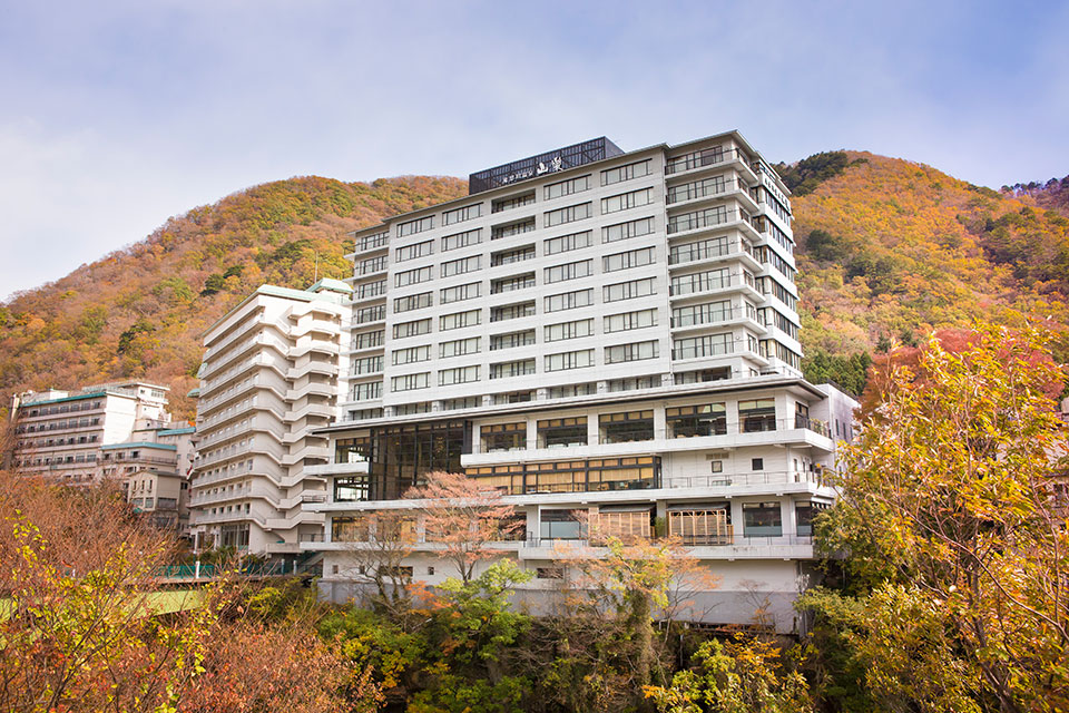 鬼怒川温泉 山楽 — 日光市鬼怒川温泉 · 鬼怒川の渓谷沿いに建つ全室74㎡以上の温泉旅館の外観